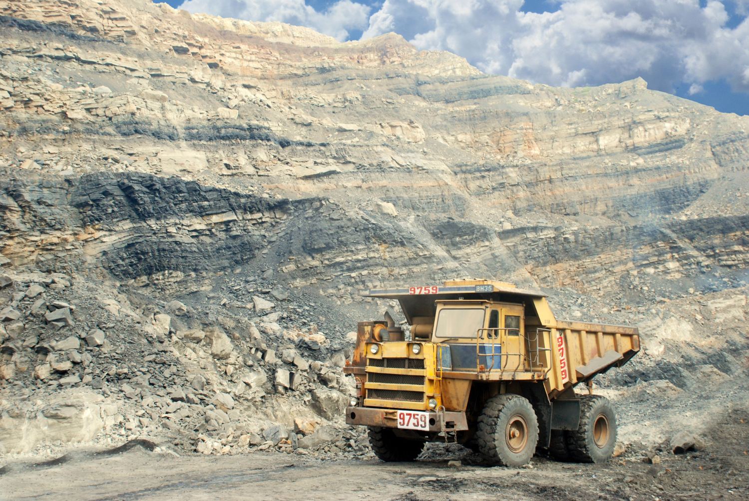 Mining Haul Truck Fitted With V-Band Clamps For Mining Trucks